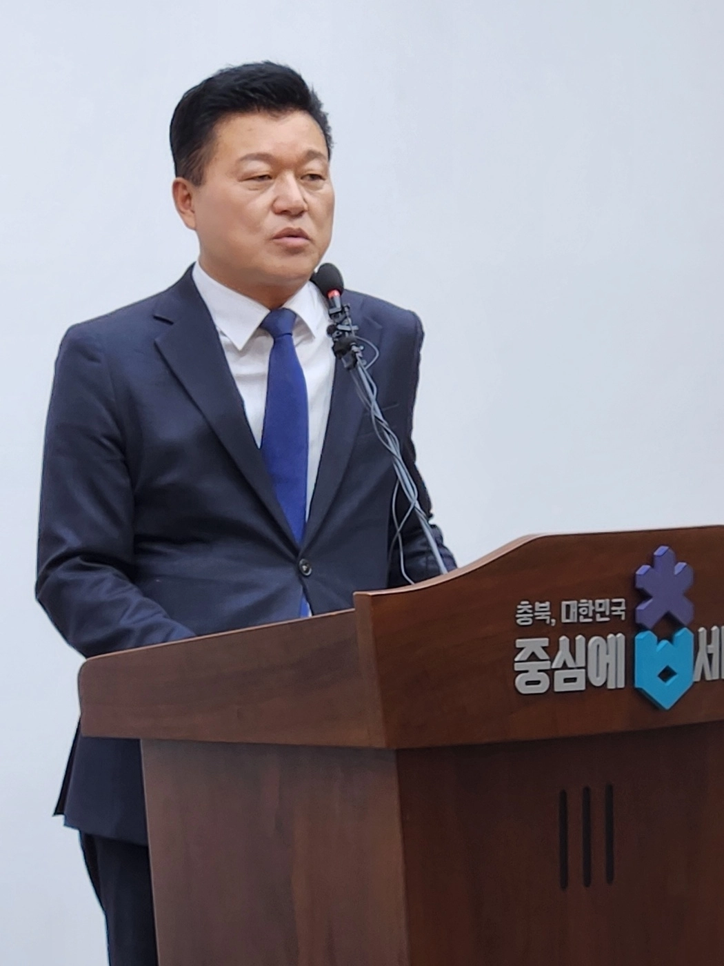 신용한 충북지사가 6일  창업특별도 관련 기자회견 도중  논란이 되고 있는 대외협력 보좌관 인사의 강행 의사를 밝히고 있다. 남인우기자