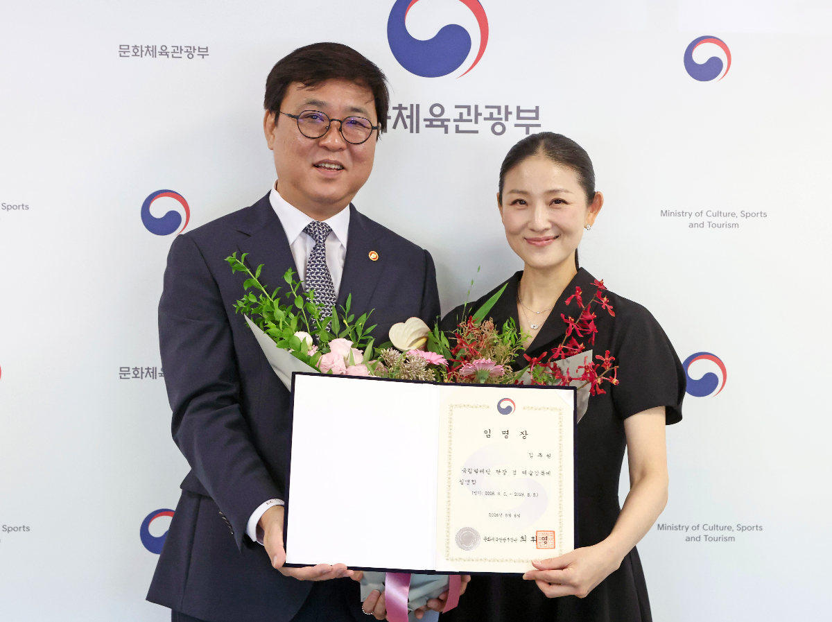 최휘영(왼쪽) 문화체육관광부 장관이 6일 서울 종로구 국립현대미술관 서울관에서 김주원 국립발레단 신임 단장 겸 예술감독에게 임명장을 수여한 뒤 기념 촬영하고 있다. 연합뉴스