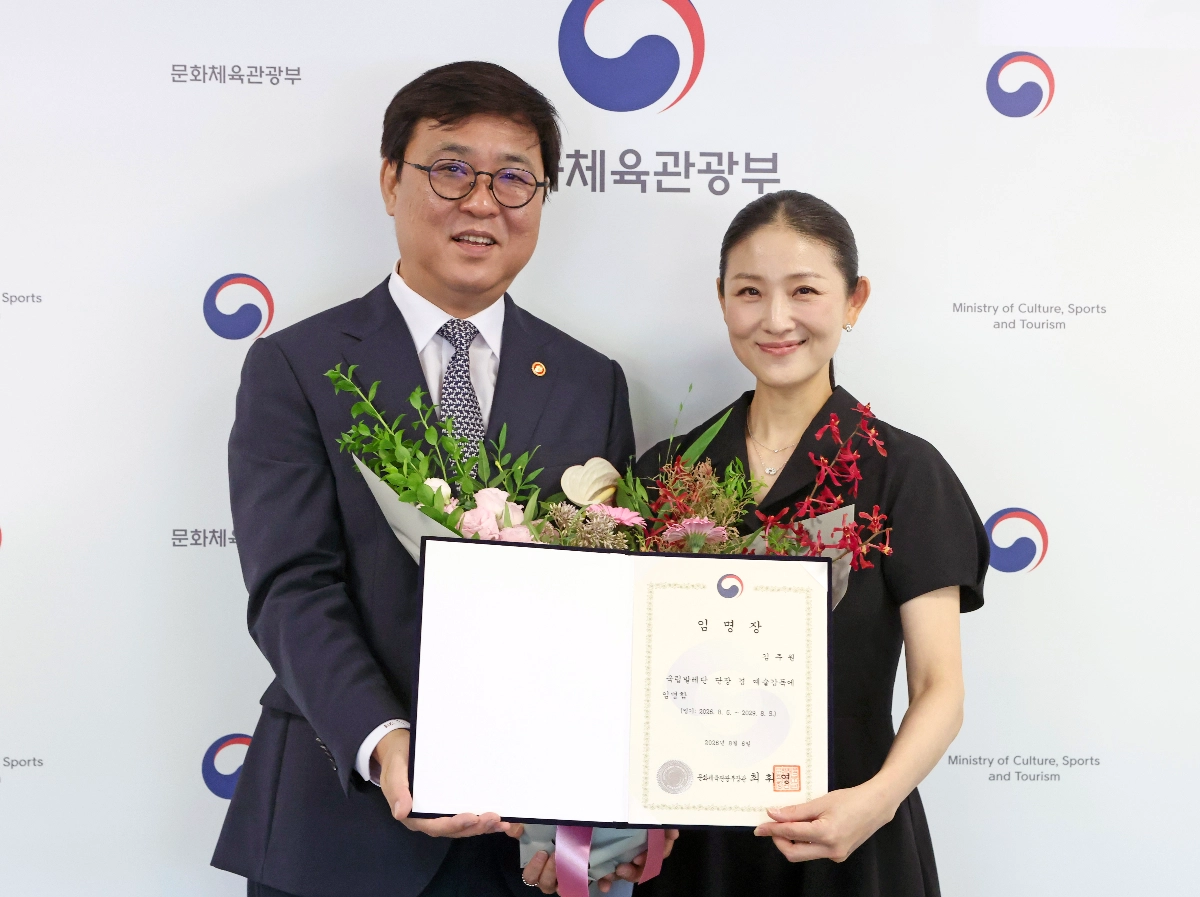 최휘영(왼쪽) 문화체육관광부 장관이 6일 서울 종로구 국립현대미술관 서울관에서 김주원 국립발레단 신임 단장 겸 예술감독에게 임명장을 수여한 뒤 기념 촬영하고 있다. 연합뉴스