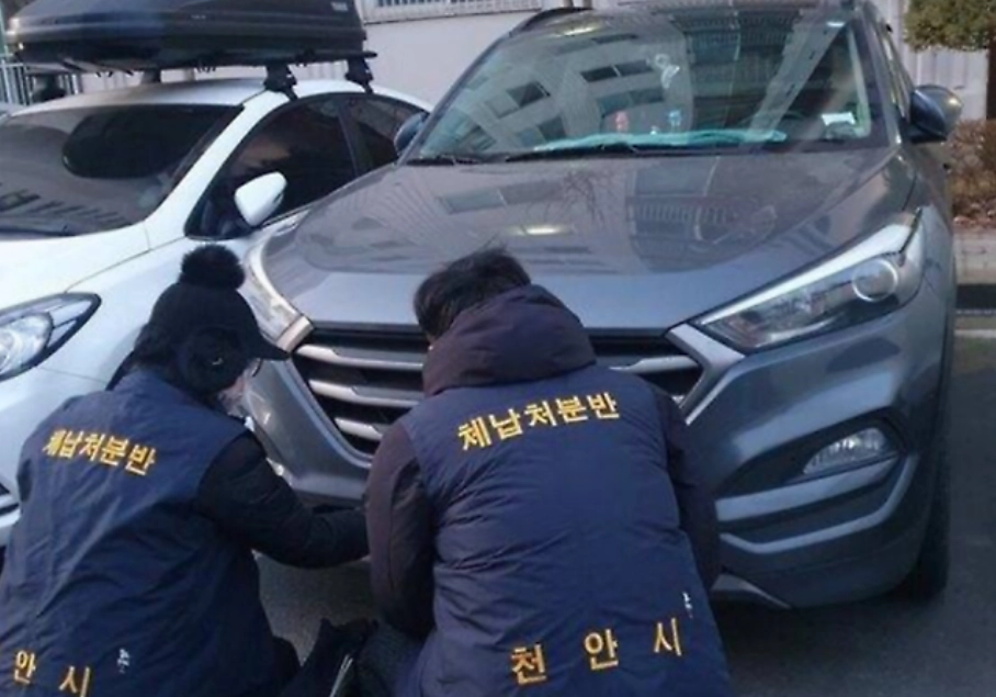 충남 천안시 관계자들이 자동차세 등의 체납 차량 번호판을 영치하고 있다. 서울신문DB