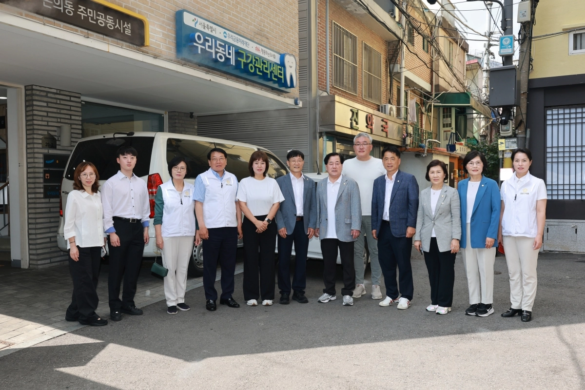 여봉무(왼쪽 일곱번째) 종로구의회 의장과 구의원들이 지난 5일 전반기 첫 현장 의정으로 돈의동·창신동 쪽방촌을 방문한 뒤 기념 사진을 찍고 있다. 종로구의회 제공