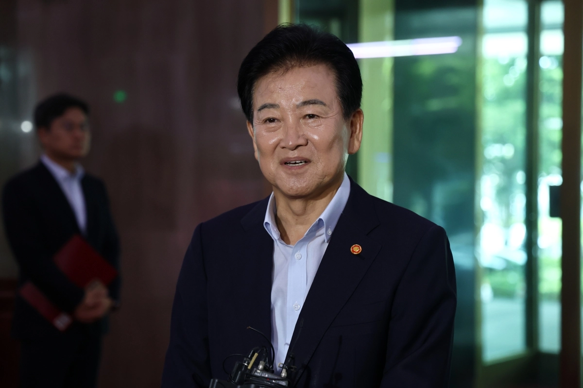 정동영 통일부 장관이 6일 서울 종로구 정부서울청사로 출근하며 발언하고 있다. 2026.8.6 연합뉴스