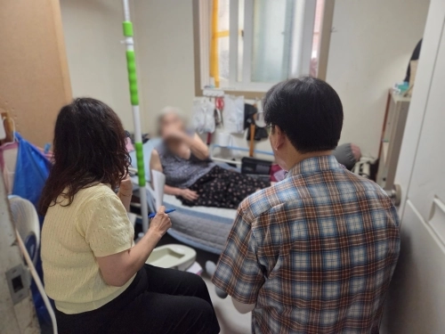 도봉구 통합돌봄 모니터링 지원단이 지난 4일 방학3동의 한 돌봄 대상 가정을 방문해 대화를 나누고 있다. 도봉구 제공