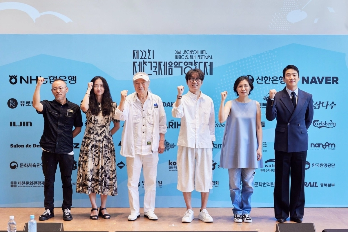 6일 서울 중구 커뮤니티하우스 마실에서 제22회 제천국제음악영화제 공식 기자회견에서 김기용 공연실장(왼쪽부터), 조명진 프로그래머, 이장호 조직위원장, 장항준 감독, 김초희 감독, 배우 안재홍이 화이팅 포즈를 취하고 있다. 제천국제음악영화제 제공