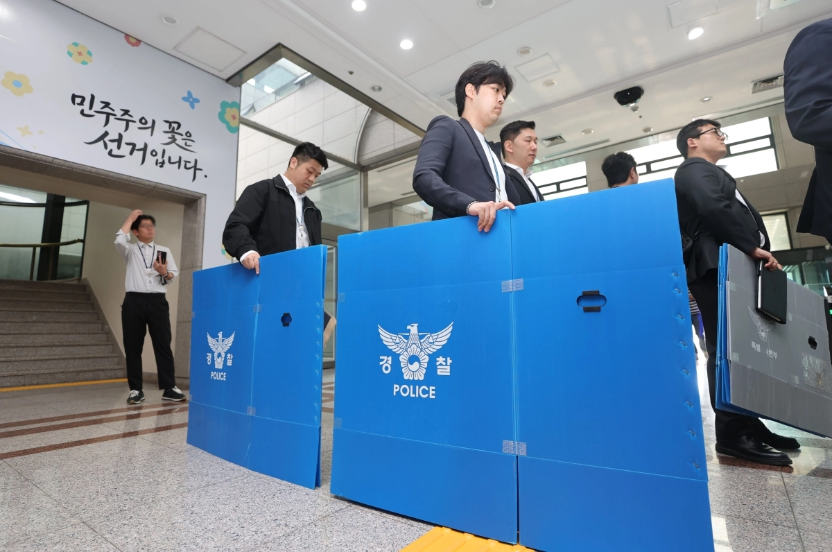 투표용지 부족 사태 검경 합동수사본부 관계자들이 지난 6월 11일 경기 과천시 중앙선거관리위원회를 압수수색하고 있다. 연합뉴스