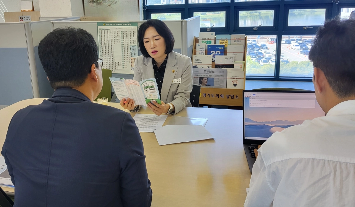 ▲이혜원 경기도의원이 6일 경기도의회 양평상담소에서 ‘경기도 부동산 거래 안전망 구축’ 관련 업무보고를 받고 추진 현황을 점검하고 있다. (사진=경기도의회)