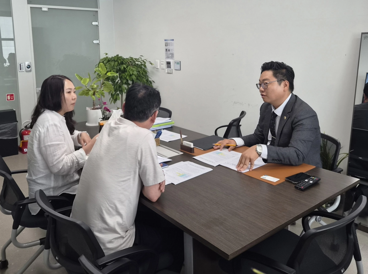 ▲한영수 경기도의원이 6일 경기도 노동국 관계자들과 ‘경기도 지방노동감독관 운영 지원에 관한 조례’ 제정을 위한 협의를 진행하고 있다. (사진=경기도의회)