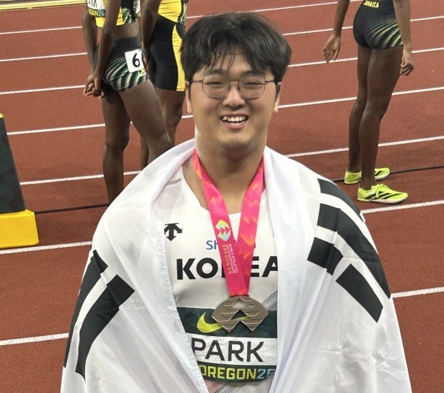 박시훈이 6일(한국시간) 미국 오리건주 유진의 헤이워드 필드에서 열린 2026 세계육상연맹(WA) 20세 이하(U-20) 세계선수권대회 남자 포환던지기에서 은메달을 딴 뒤 활짝 웃고 있다. 대한육상연맹 제공.