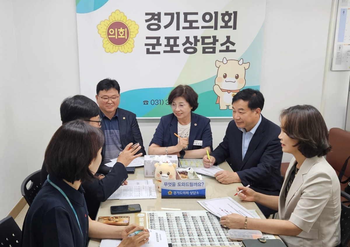 ▲김미숙 경기도의원이 6일 군포상담소에서 관계 기관들과 유치원·어린이집 친환경 공공급식 확대 방안을 논의하고 있다. (사진=경기도의회)