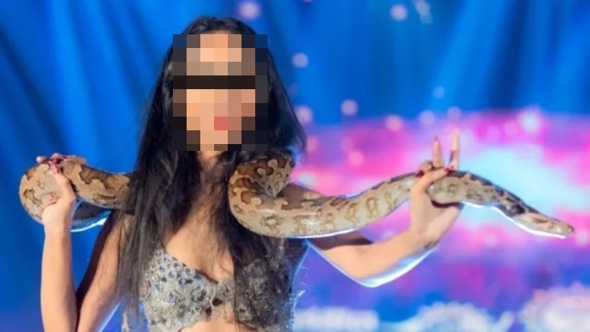 미인대회에서 보호종인 비단뱀을 목에 두르고 춤을 춘 스리랑카 여성이 동물 학대 혐의로 벌금형을 선고받았다. 데일리미러 홈페이지 캡처