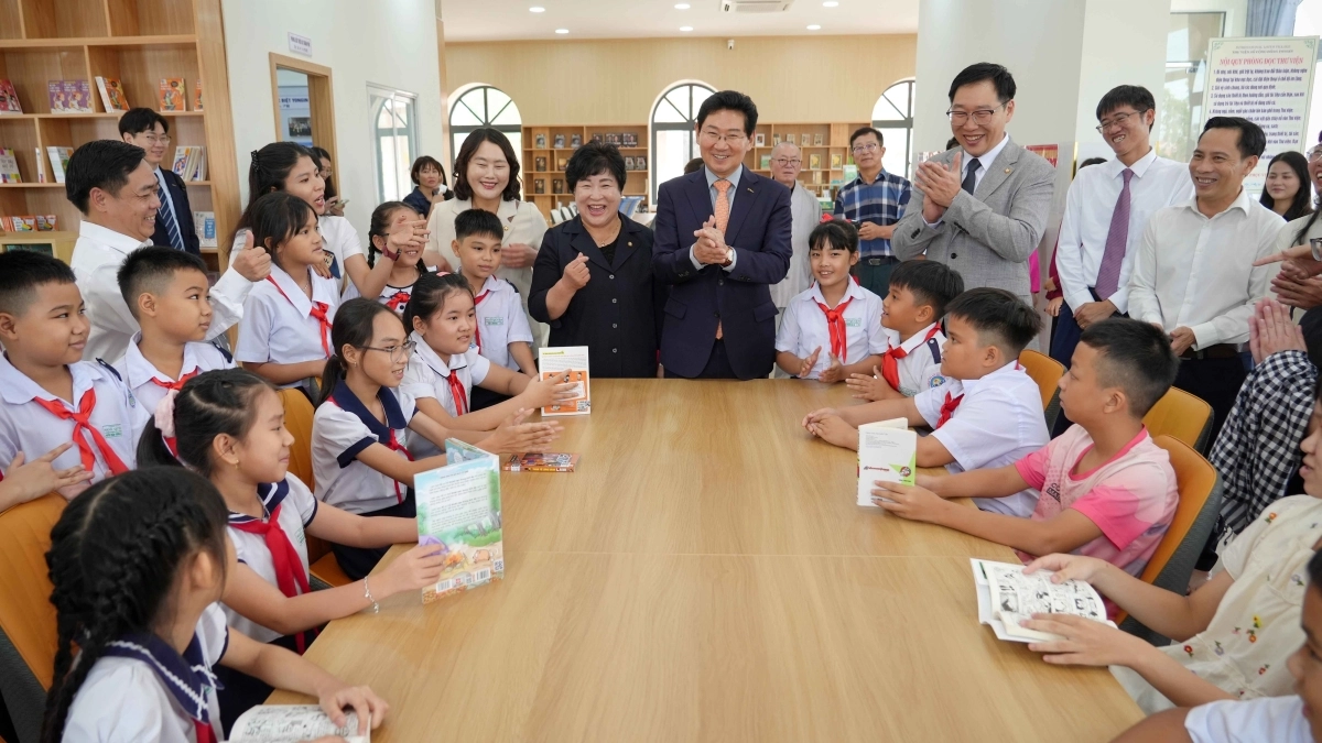6일 베트남 다낭시 꽝푸 용인 공공 디지털도서관에서 이상일 시장이 베트남 청소년들과 대화하고 있다. 용인시 제공