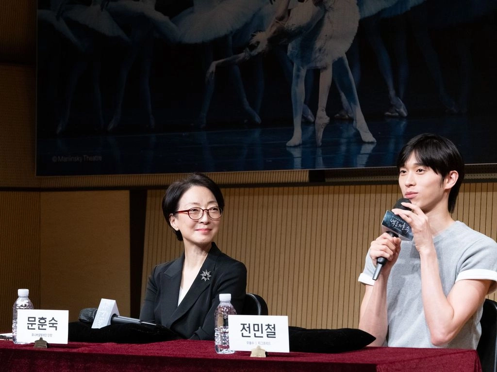 ‘백조의 호수’ 공연에 앞서 서울 예술의전당 인춘아트홀에서 열린 기자간담회에서 문훈숙(왼쪽) 유니버설발레단 단장이 무용수 전민철을 흐뭇하게 바라보고 있다. 예술의전당·유니버설발레단 제공