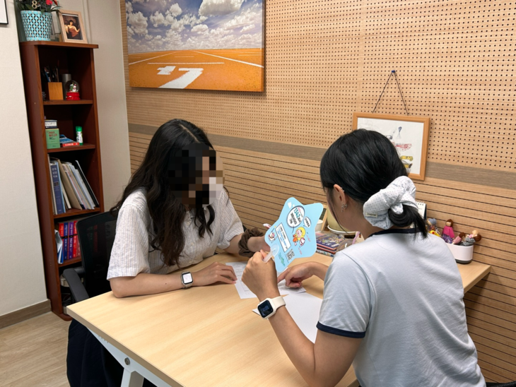 중독재활센터인 서울 영등포구 중앙함께한걸음센터에서 내담자(왼쪽)가 마약류 중독 문제로 상담받고 있다.  식품의약품안전처 제공