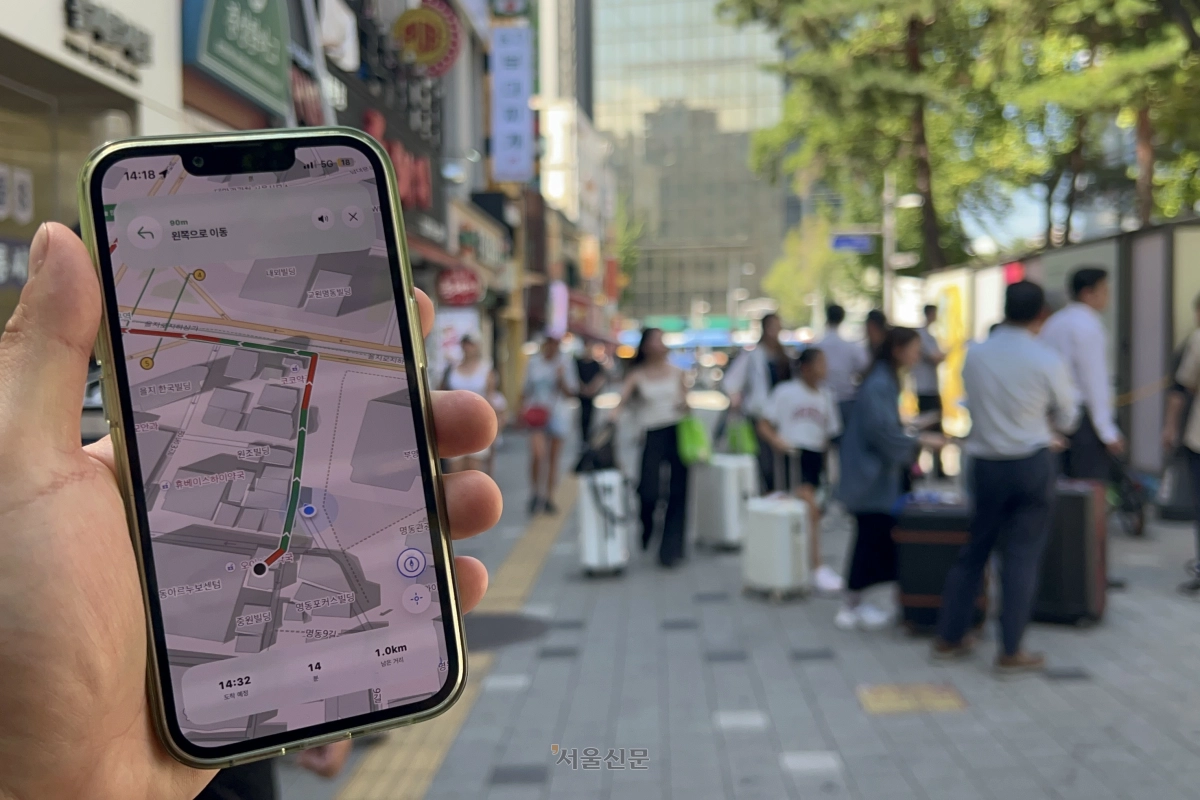 서울 중구 명동 거리에서 그늘길 안내 애플리케이션 ‘그늘로’를 이용하는 모습. 정회하 기자