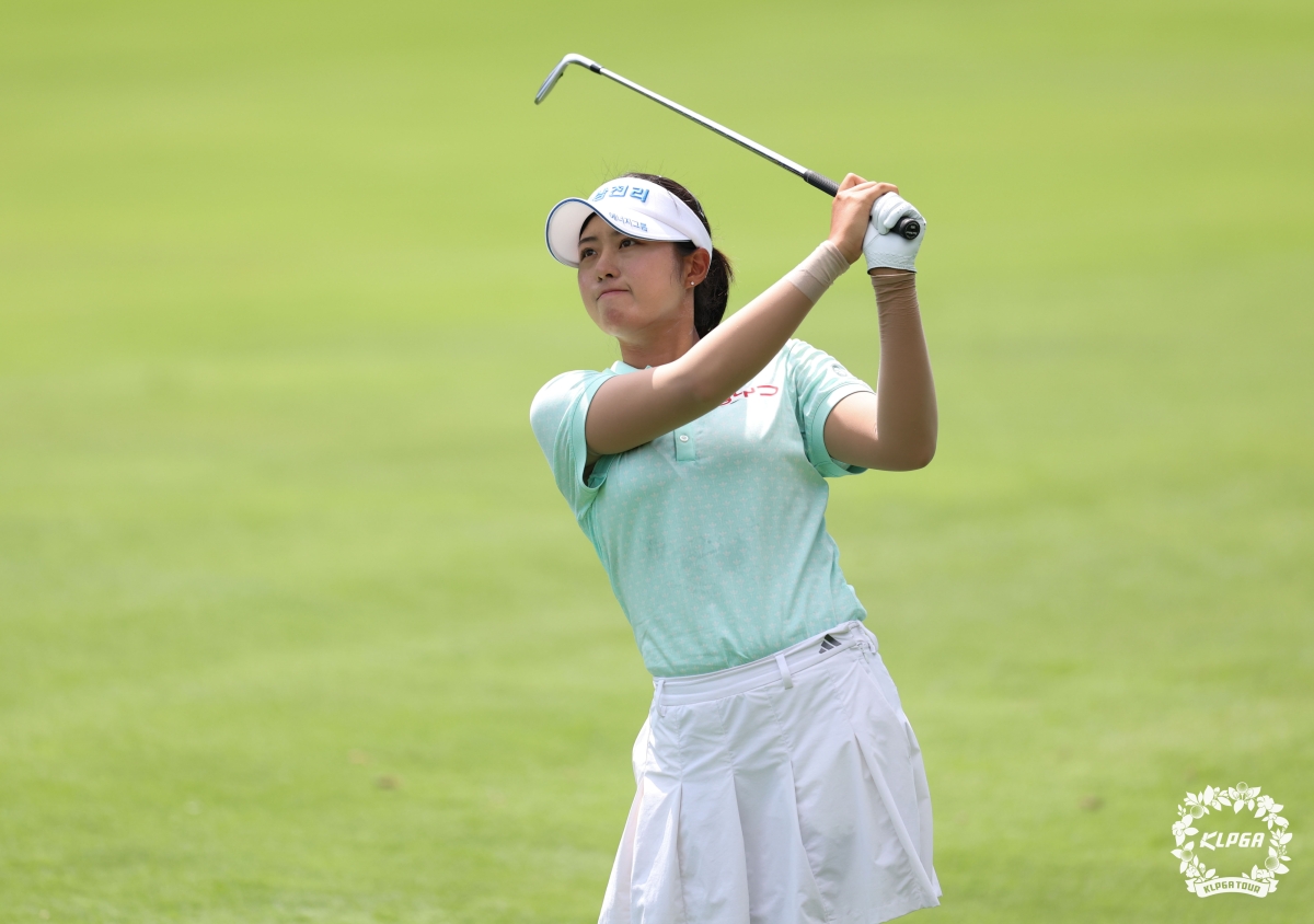 서교림이 6일 제주 서귀포시 테디밸리 골프＆리조트(파72)에서 열린 한국여자프로골프(KLPGA)투어 제주 삼다수 마스터스 1라운드 9번 홀에서 아이언 샷을 날리고 있다. 서교림은 이날 5언더파 67타를 쳐 선두 그룹을 1타 차로 추격하며 1라운드를 마쳤다. KLPGA 제공