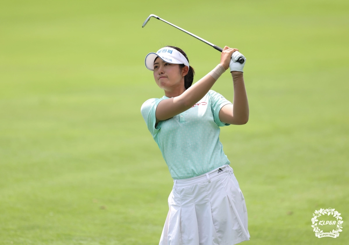 서교림이 6일 제주 서귀포시 테디밸리 골프＆리조트(파72)에서 열린 한국여자프로골프(KLPGA)투어 제주 삼다수 마스터스 1라운드 9번 홀에서 아이언 샷을 날리고 있다. 서교림은 이날 5언더파 67타를 쳐 선두 그룹을 1타 차로 추격하며 1라운드를 마쳤다. KLPGA 제공
