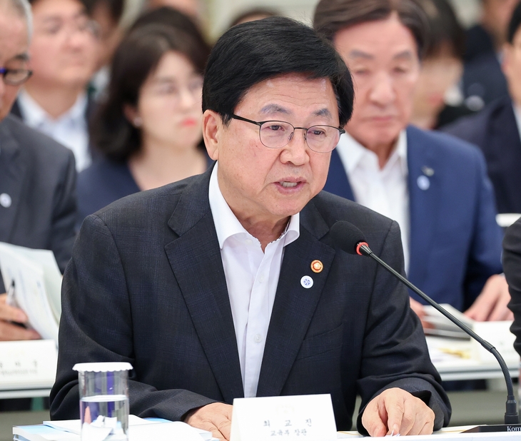 최교진 교육부 장관이 5일 청와대 영빈관에서 열린 이재명 대통령 주재 부처 업무보고에서 ‘지역 국립대 전액 장학금’ 등의 내용을 설명하고 있다. 연합뉴스
