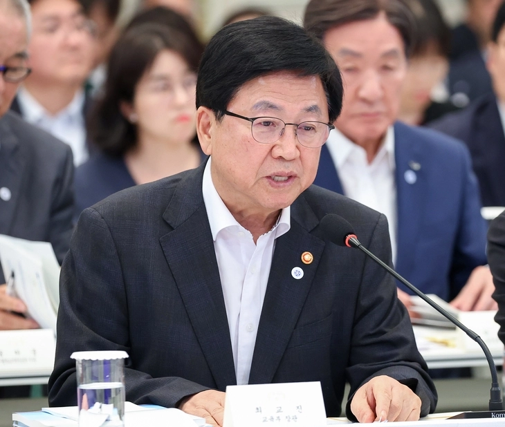 최교진 교육부 장관이 5일 청와대 영빈관에서 열린 이재명 대통령 주재 부처 업무보고에서 ‘지역 국립대 전액 장학금’ 등의 내용을 설명하고 있다. 연합뉴스