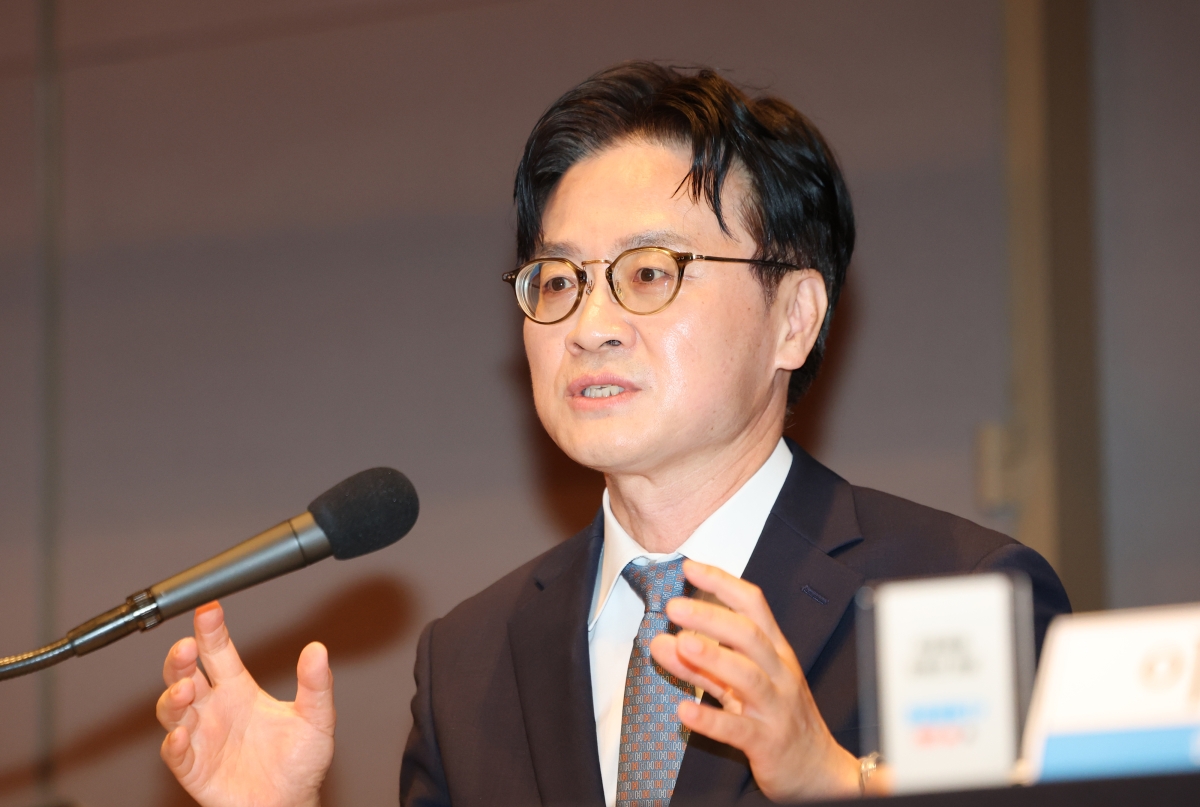패널 질문에 답하는 김정관 장관