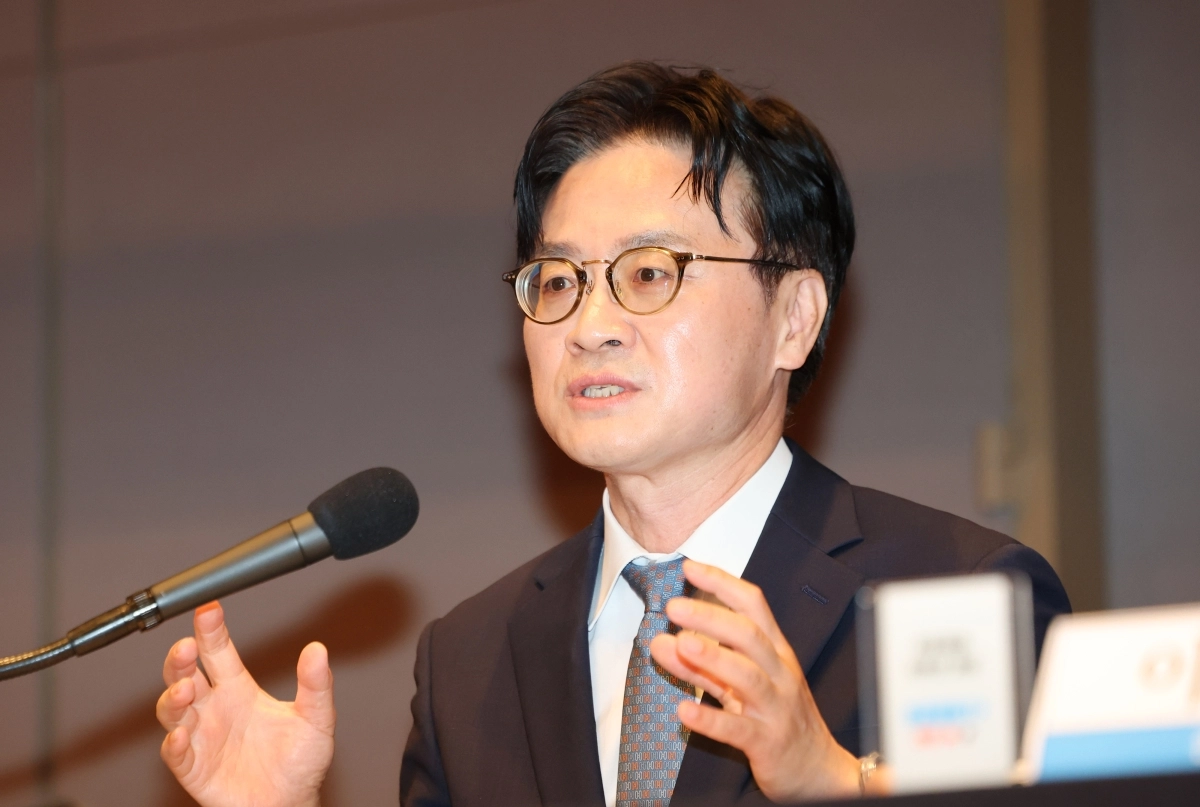 패널 질문에 답하는 김정관 장관