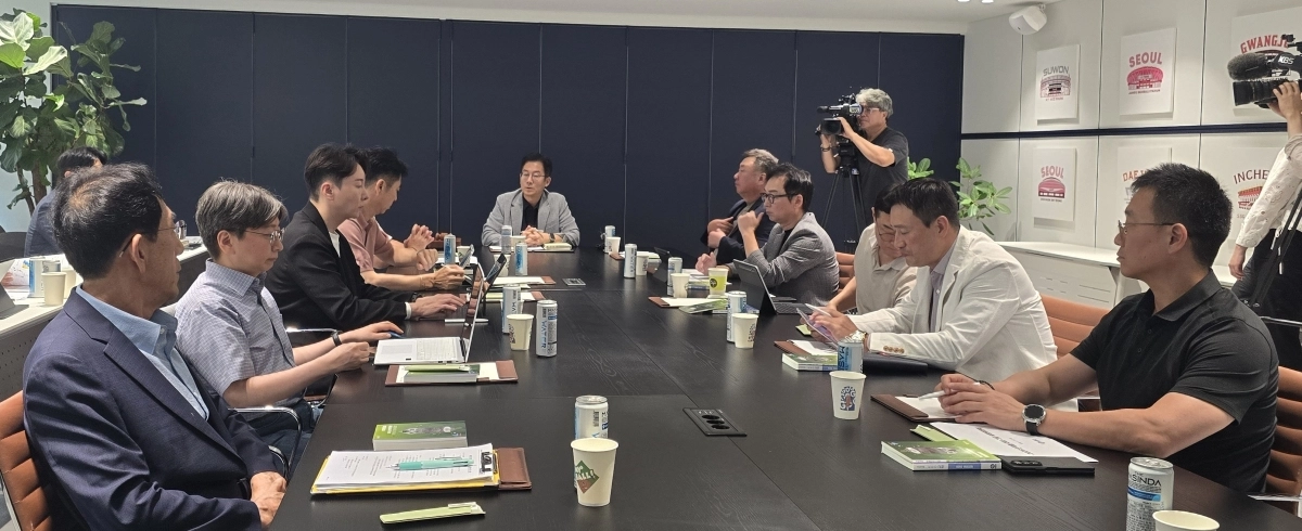 한국야구위원회(KBO) 박근찬 사무총장과 10개 구단 단장들이 6일 오후 폭염대책을 논의하기 위한 긴급 실행위원회를 진행하고 있다.         박현진기자