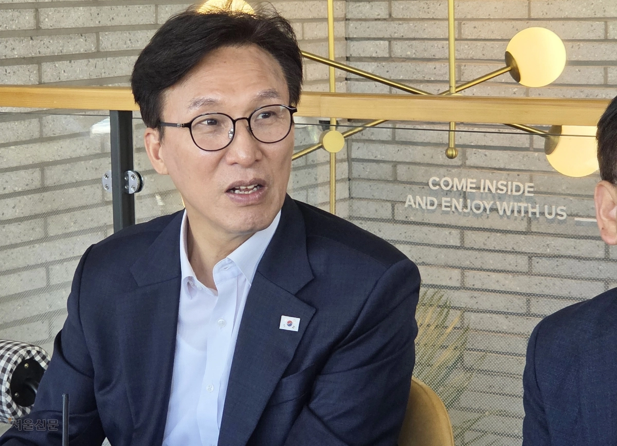 더불어민주당 8·17 전당대회에 출마한 김민석 후보가 6일 전남광주통합특별시 순천에서 진행된 서울신문과의 동행 인터뷰에서 “이번 주부터 상승 추세로 접어들었다”며 “이 추세가 호남 경선 결과에 반영되고 수도권에서도 승리할 것으로 본다”고 말했다. 사진은 김 후보가 순천의 한 카페에서 전남광주 기초의회 의장단과 간담회를 하는 모습.
