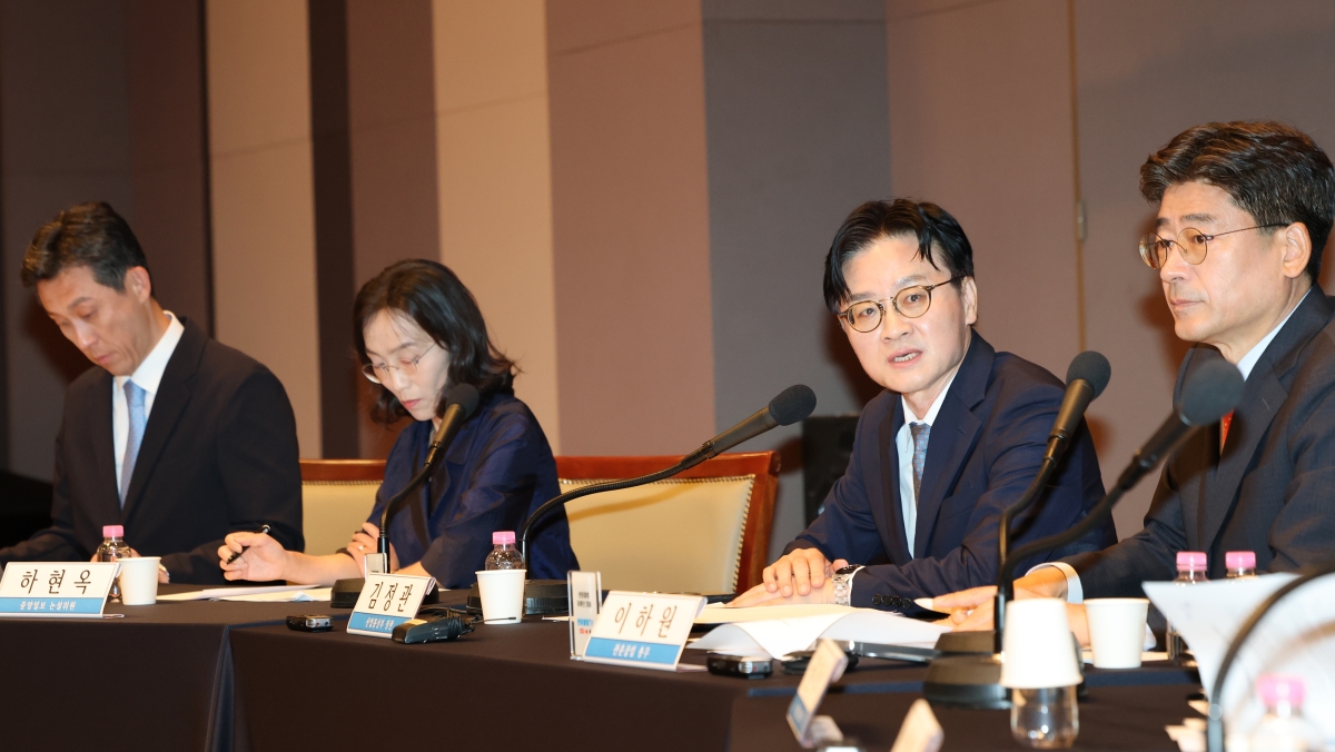 김정관(오른쪽 두 번째) 산업통상부 장관.  연합뉴스