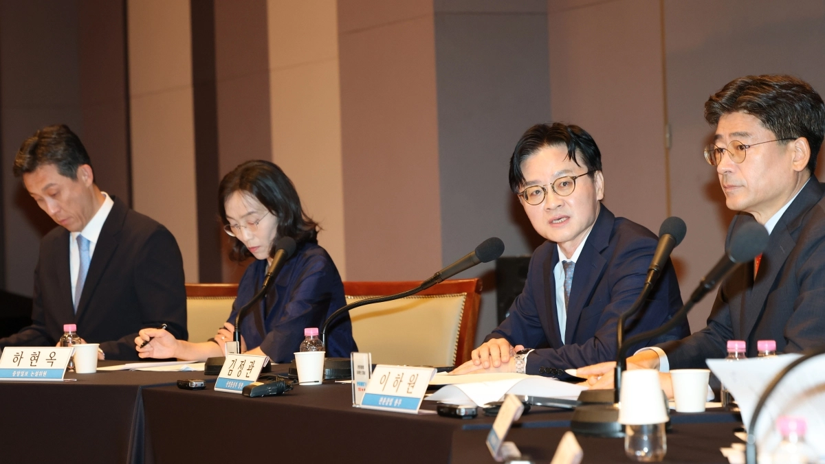 김정관(오른쪽 두 번째) 산업통상부 장관.  연합뉴스