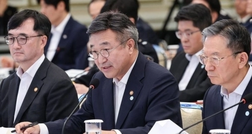 윤호중 행안부 장관이 5일 청와대 영빈관에서 열린 이재명 대통령 주재 부처 업무보고에서 보고하고 있다. 왼쪽부터 임기근 국무조정실장, 윤호중 행안부 장관, 정성호 법무부 장관. 2026.8.5 청와대통신사진기자단