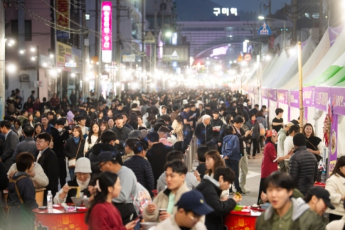 지난해 11월 7일부터 3일간 구미역 일원에서 열린 ‘2025 구미 라면축제’에 많은 인파가 몰려 축제를 즐기고 있다.  구미시 제공