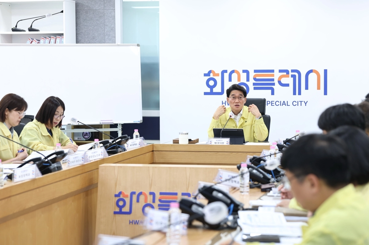 윤성진 화성시 제1부시장이 5일 긴급 폭염 대응 점검회의를 주재하고 있다. 화성시 제공
