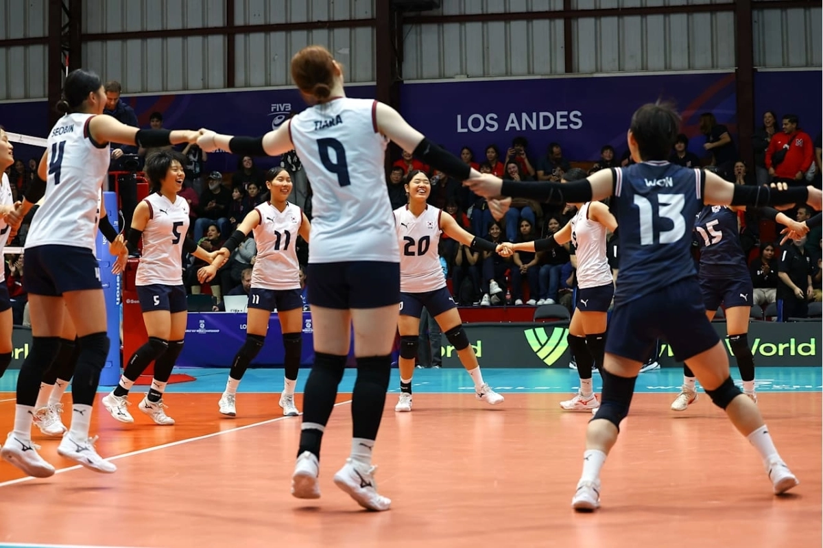 2026 국제배구연맹(FIVB) U17 여자 세계선수권대회에 출전한 한국대표팀 선수들이 D조 조별리그 1차전에서 푸에르토리코를 꺾은 뒤 승리를 자축하고 있다.     FIVB 제공