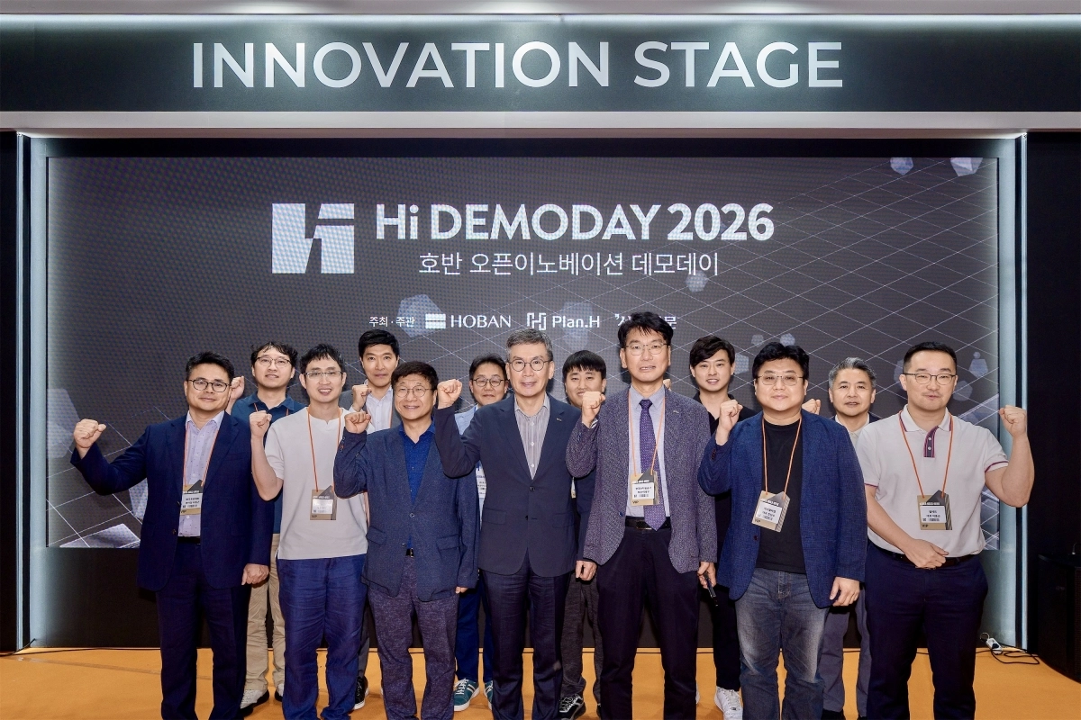 문갑(앞줄 왼쪽 네번째) 호반건설 경영부문 대표와 ‘2026 HOBAN Hi DEMODAY’  참가 기업 대표 등이  지난  6일 서울 코엑스 B홀에서 행사를 마치고 기념 사진을 찍고 있다.