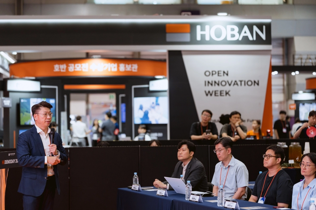 김재은 호반건설 오픈이노베이션 팀장이  지난 6일 서울 코엑스 B홀에서 열린  ‘2026 HOBAN Hi DEMODAY’에서 발표를 하고 았다.