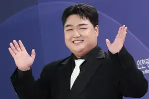 thumbnail - “소변 묻은 속옷까지 빨았다”…‘근육병’ 초등생 도운 공익, ‘SNL 대세’ 김규원이었다
