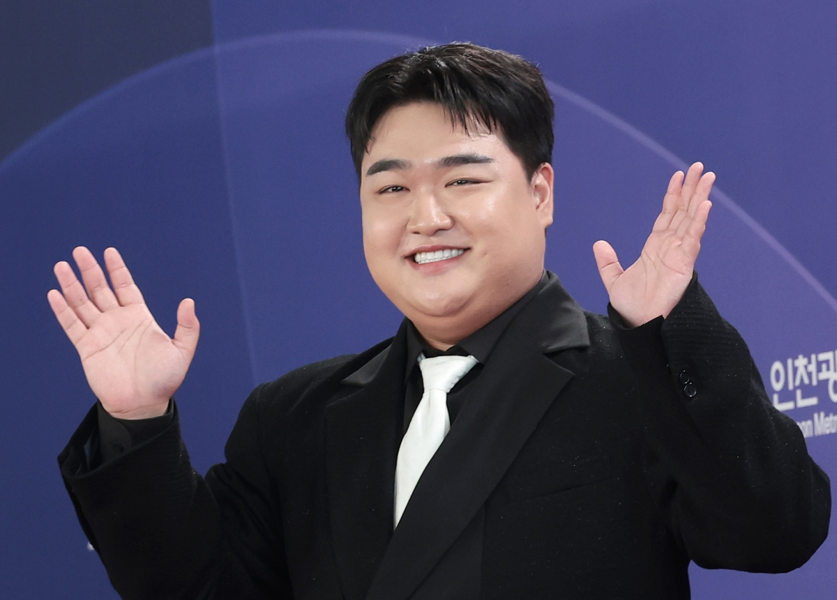 배우 김규원이 31일 인천 중구 파라다이스시티에서 열린 ‘제5회 청룡시리즈어워즈’ 레드카펫 행사에 참석해 포즈를 취하고 있다. 2026.8.1 뉴스1