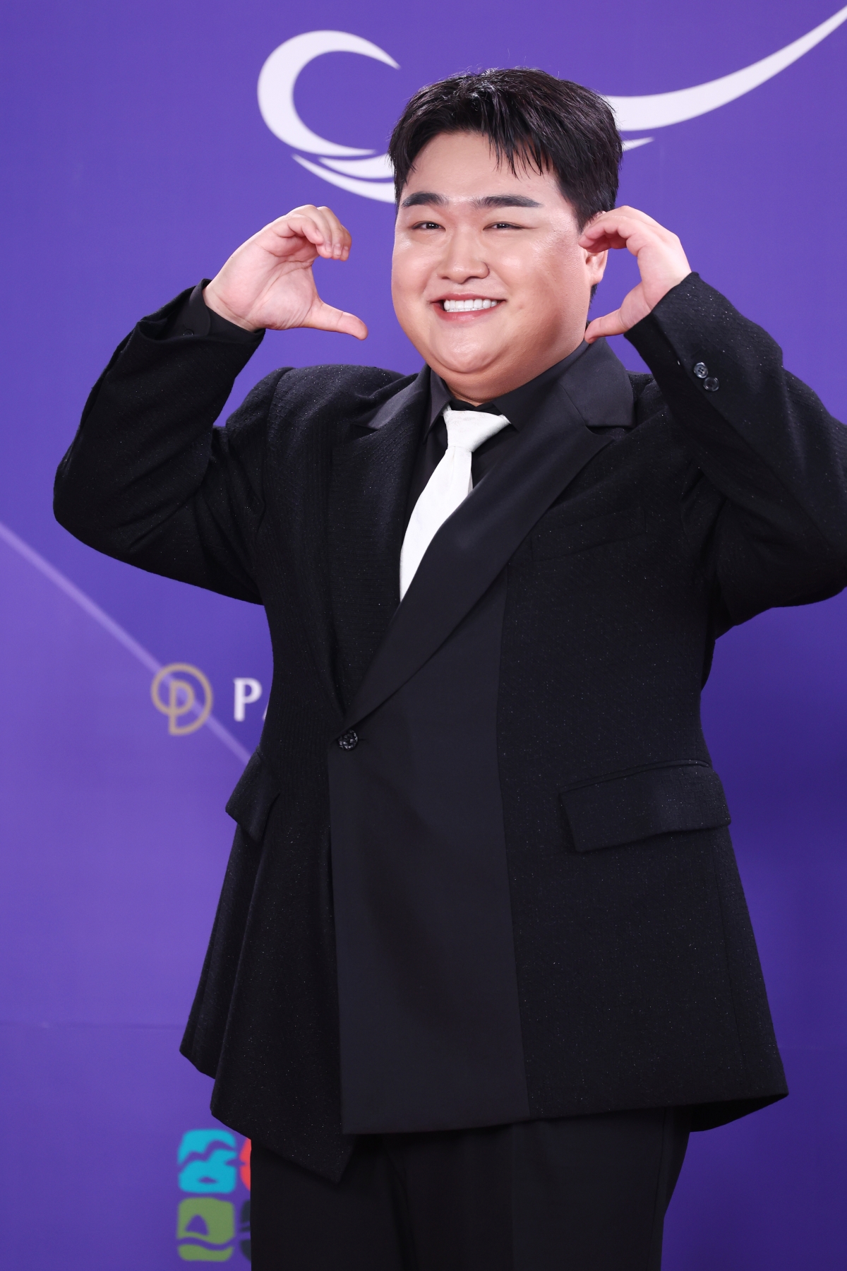 코미디언 김규원이 31일 오후 인천 영종도 파라다이스시티 호텔에서 열린 제5회 청룡 시리즈 어워즈 레드카펫 및 포토월 행사에서 포즈를 취하고 있다. 2026.7.31 연합뉴스
