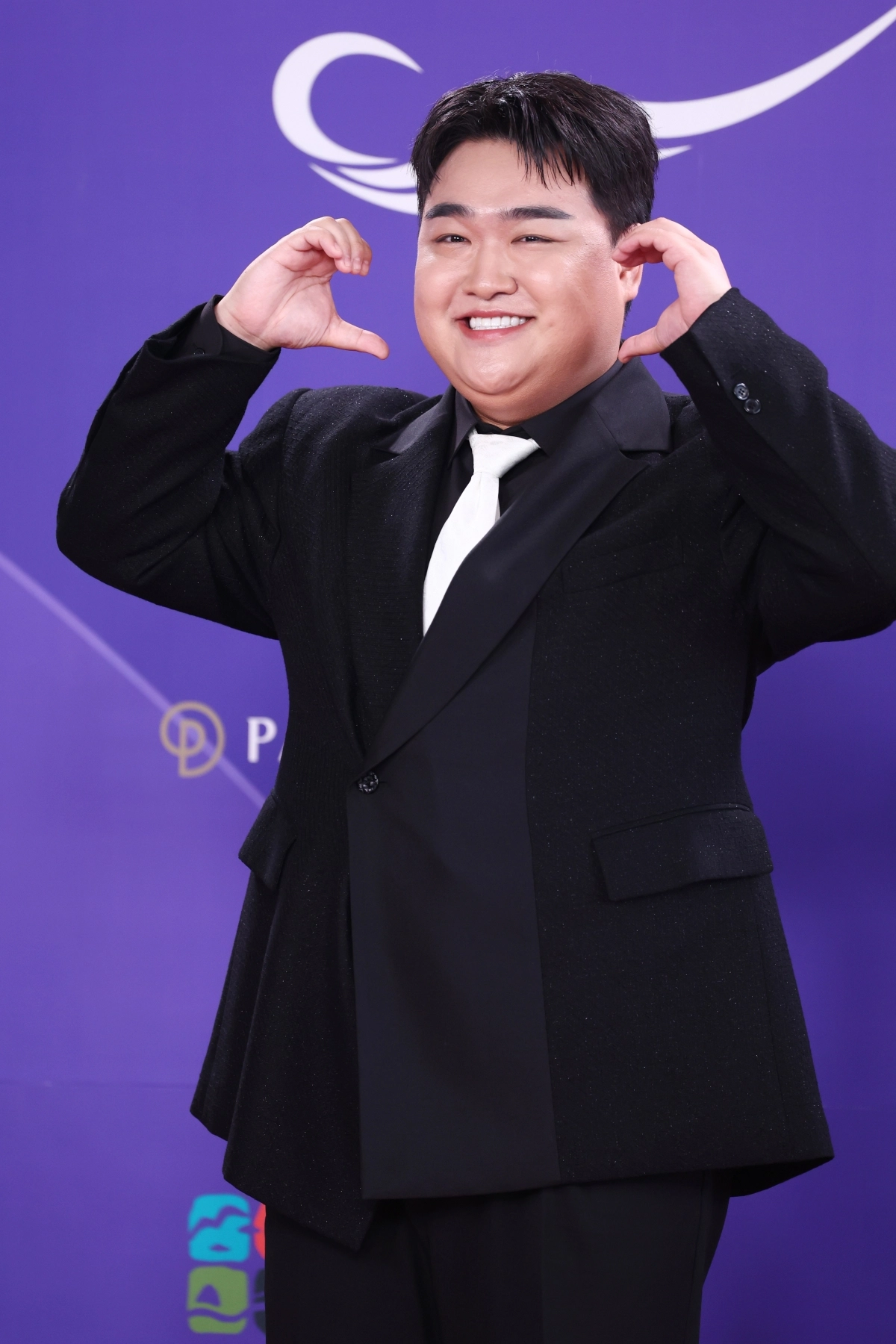 코미디언 김규원이 31일 오후 인천 영종도 파라다이스시티 호텔에서 열린 제5회 청룡 시리즈 어워즈 레드카펫 및 포토월 행사에서 포즈를 취하고 있다. 2026.7.31 연합뉴스