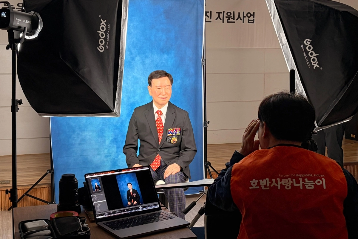호반그룹 임직원들이 지난 6일 서울 서초구 보훈회관에서 국가유공자의 장수사진을 촬영하고 있다. 호반그룹 제공
