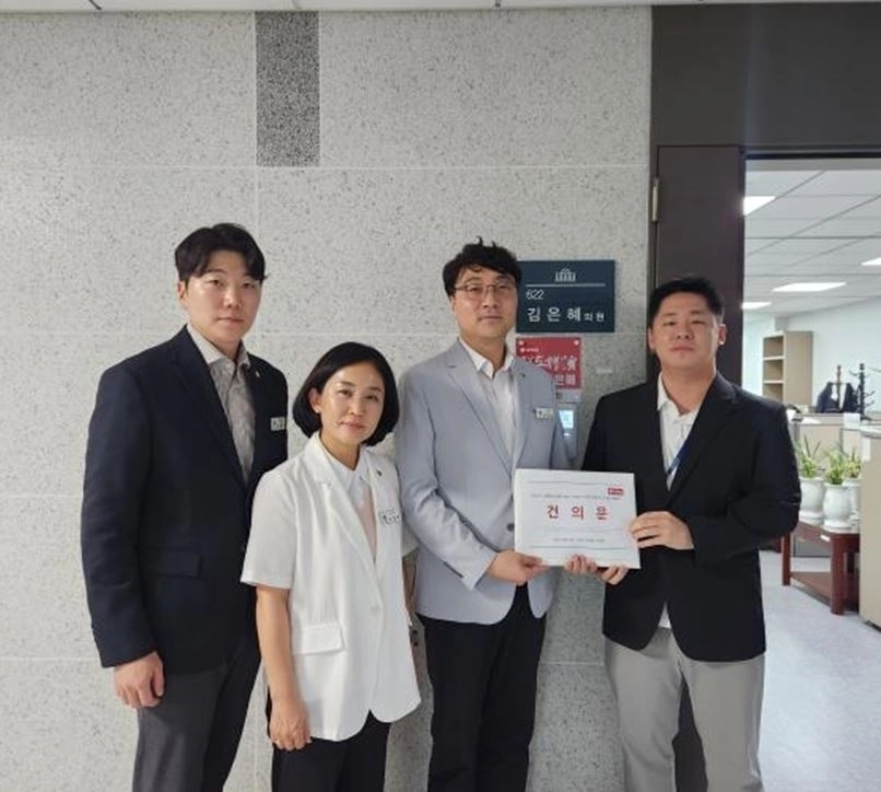 하남시의회 국민의힘 조창민·정경섭·이정연 의원이 지난 5일 김은혜 국회의원실에 하남교산 A5블록 뉴홈 전용 모기지 조건의 원안 이행을 촉구하는 건의안을 전달하고 있다. 하남시의회 제공