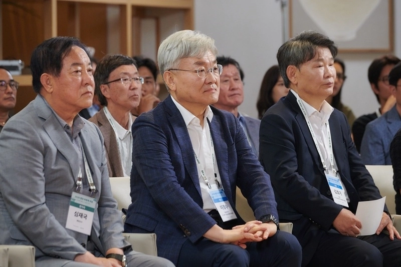 포럼에 참석한 심재국 평창군수, 이경수 국가과학기술자문회의 부의장, 김호기 국가미래전략위원회 위원장