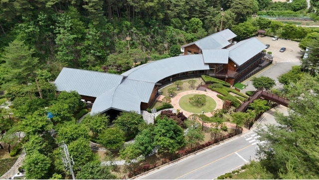 경북 봉화군은 7일부터 봉화목재문화체험장(사진)에서 반려견과 반려묘 용품을 직접 제작하는 ‘댕냥이 감성목공클래스’가동에 들어갔다.  봉화군 제공