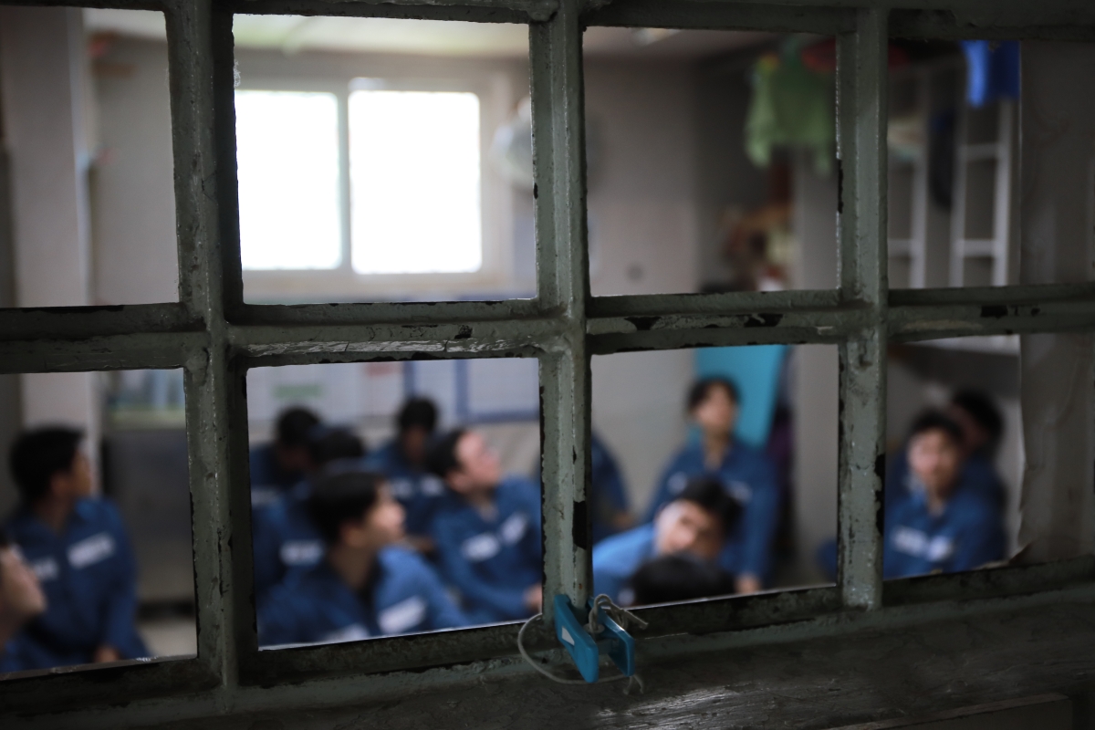 법무부는 지난 15일 경기 안양시 동안구 안양교도소에서 제2차 교정시설 현장 진단을 실시했다. 이번 현장 진단은 안양교도소의 노후 시설과 열악한 수용 환경을 점검하고 과밀수용 해소 및 시설 개선 방안을 모색하기 위해 법무부 장관과 법조기자단이 직접 수용생활을 수행하는 프로그램으로 진행됐다. 사진은 이날 실시된 교정시설 현장 진단에서 수용복을 착용한 법조기자단이 수용자의 하루 일과를 직접 체험하는 모습. 2026.4.19 법무부 제공.