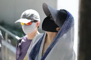 창문 뚫고 들어오는 자외선…실내에서도 차단제 발라야