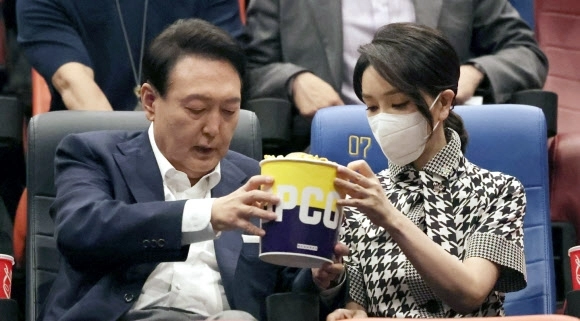 윤석열 전 대통령과 김건희 여사가 2022년 6월 12일 서울 한 영화관에서 영화를 보고 있다. 뉴시스