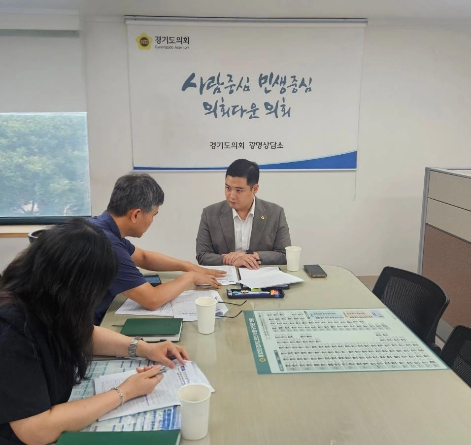 ▲ 지난 5일 경기도일자리재단 임수철 단장 등으로부터 반도체 실무인력 공동훈련센터 운영계획안을 보고받은 최민 의원(사진=경기도의회)