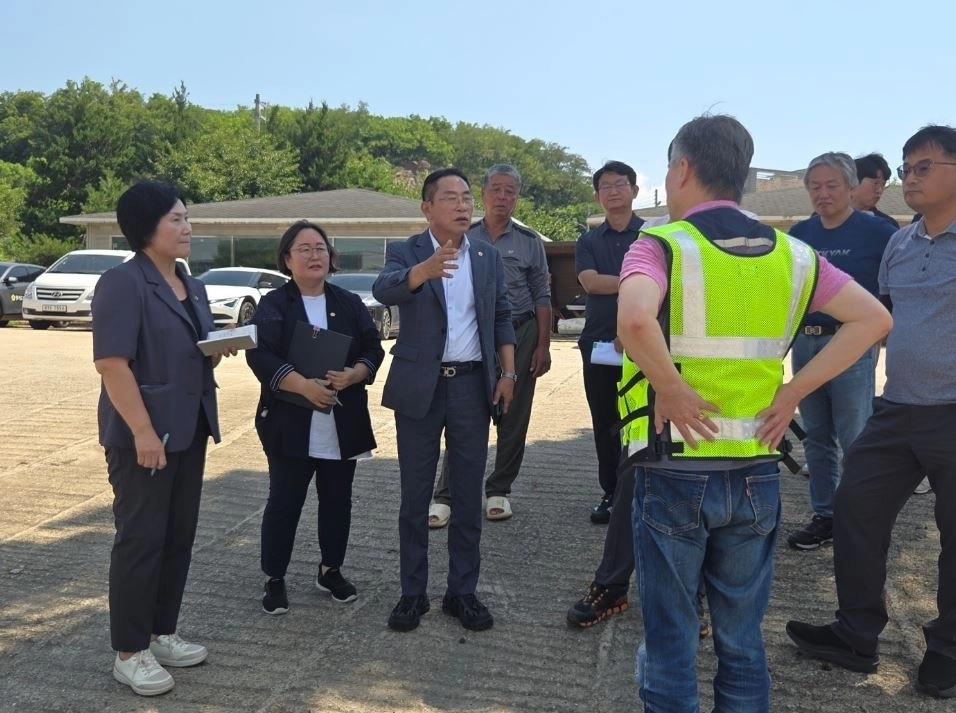 ▲ 지난 6일 화성시 우정읍 매향리 일대 상습 침수 도로를 찾아 관계기관과 주민들이 함께하는 현장점검을 실시한 오진택 의원(사진=경기도의회)