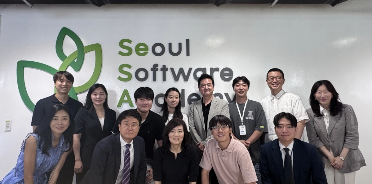 G3서울 기획위원회 청년특별분과가 지난 6일 청년취업사관학교 마포캠퍼스(글로벌 빅테크 연계 캠퍼스)를 방문해 교육생 및 기업관계자와 간담회를 가진 후 기념촬영을 하고 있다. 서울시 제공