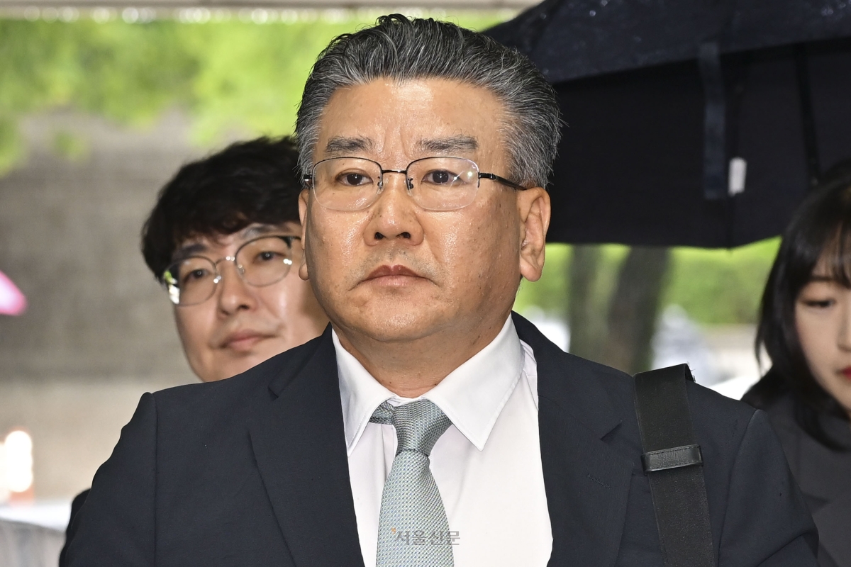 유병호 감사원 감사위원이 지난달 20일 영장실질심사를 받기 위해 서울 서초구 서울중앙지법에 들어서고 있다. 이지훈 기자