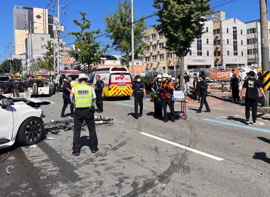 7일 오전 전남광주 서구 화정동 화정역 인근 도로에서 차량 4대가 연쇄 추돌하는 사고가 발생해 경찰과 소방대원들이 구조 작업을 벌이고 있다. 광주소방본부 제공
